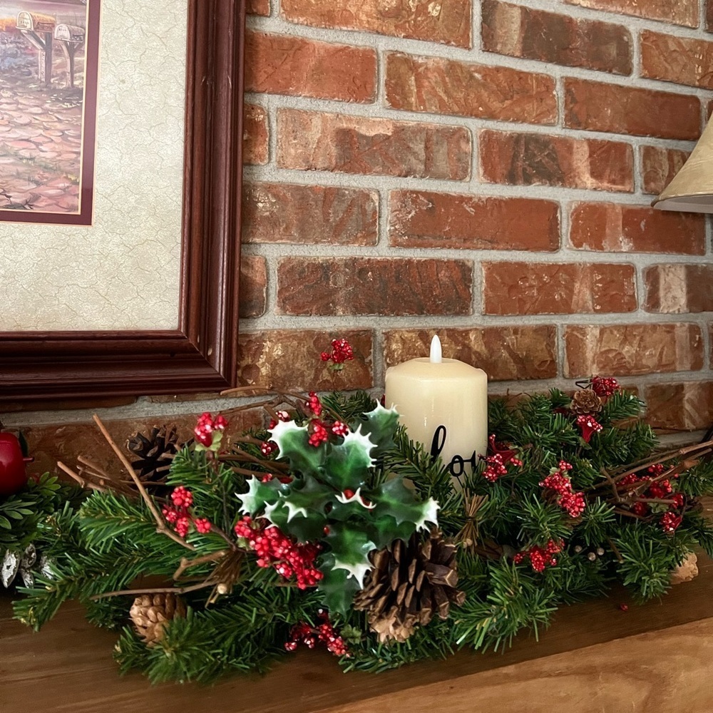 Vintage 1990's Classic Christmas
Natural Candle Centerpiece